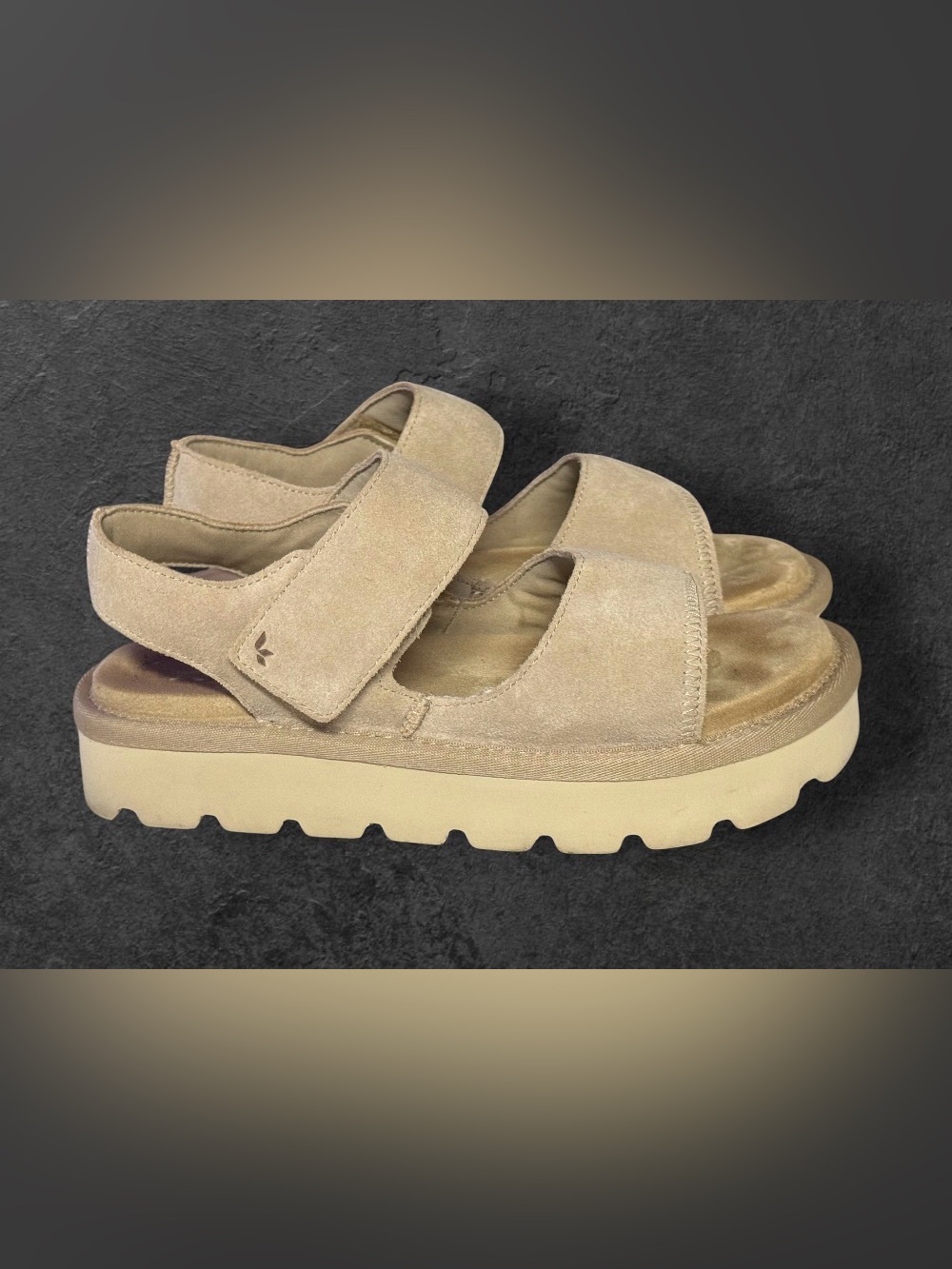 Koolaburra by UGG Tizz Suede Platform Sandals in a neutral beige SZ 8